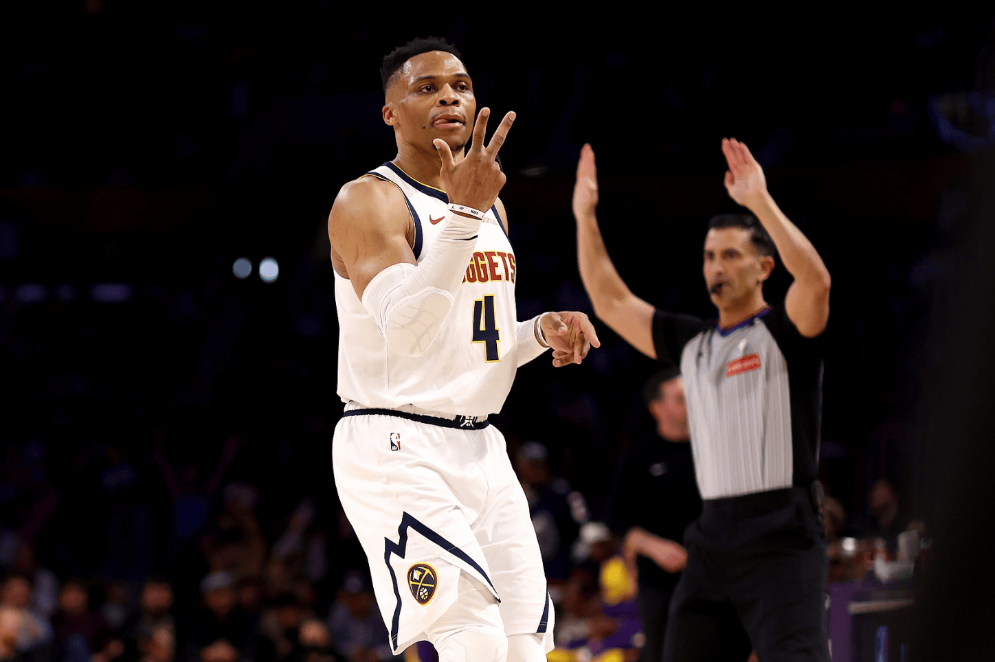 手感火热！小巴里·布朗首节3记三分球轰下11分1板1助1断（状态火热！小巴里·布朗首节连中3记三分，豪取11分1板1助1断）