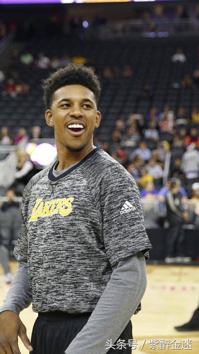 弗兰克：也许罗梅罗和范德芬该踢前锋；战旧主？比赛就是要赢（弗兰克：考虑让罗梅罗和范德芬打前锋；对阵旧主只为赢球）