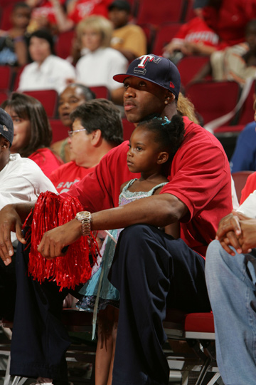 津媒：为更好地与球迷交流，于根伟将在近日进行一次线上直播（津媒：于根伟将于近期开启线上直播，加强与球迷互动）