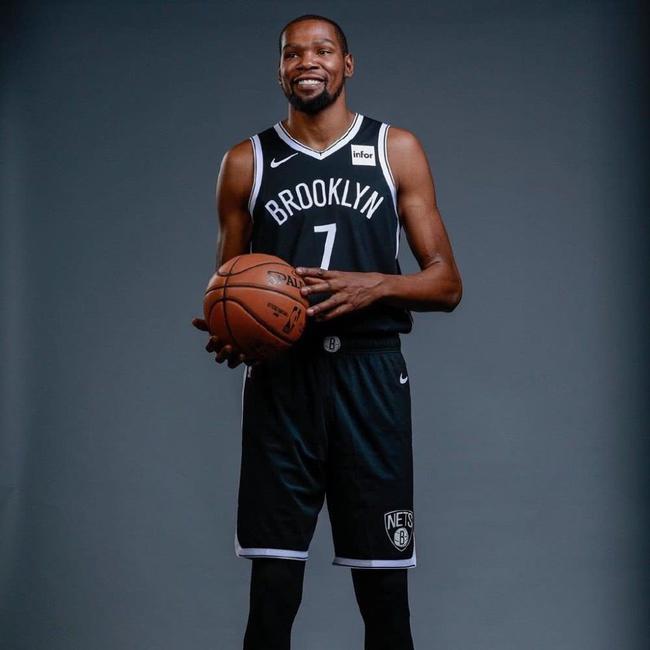 托特纳姆热刺被告知，他们“最大的错误”可以通过一月份引进明星中场球员来解决。（热刺被指只需在一月引进明星中场，便可弥补其“最大失误”）