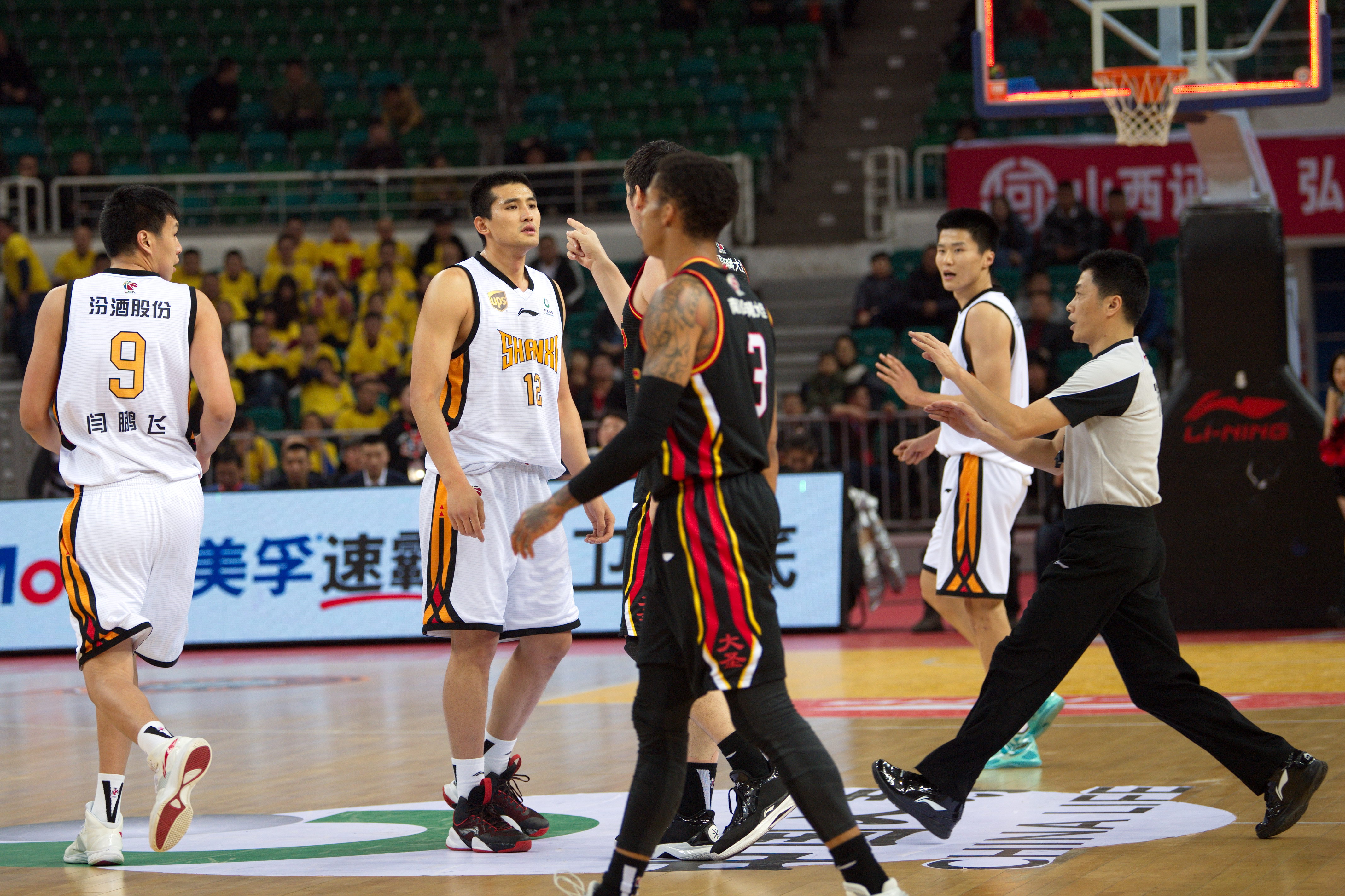 某国脚飞行十小时赶回备战（某国脚长途飞行10小时火速归队备战）