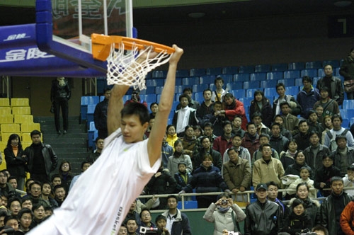 记者：孔蒂想回尤文，已经与基耶利尼进行初步接触（记者称孔蒂盼重返尤文，已与基耶利尼初步沟通）